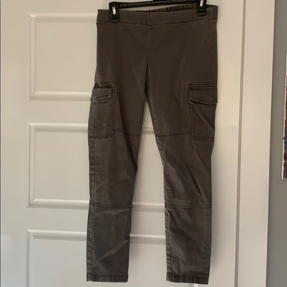 Gap pull on grey pants!